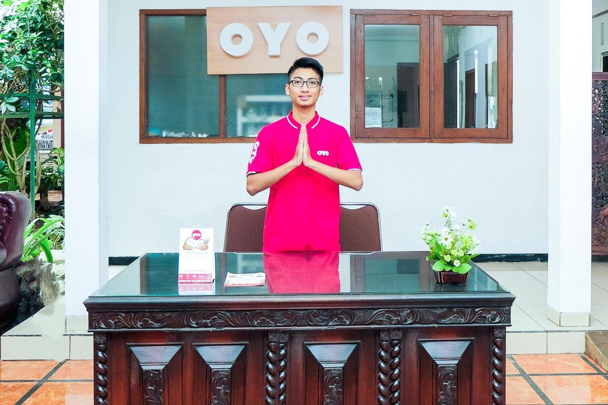 Super Oyo 353 Loesje Guest House Syariah Malang Exterior foto